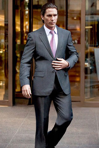 韦恩的精致生活和品位,armani为他设计了两套两粒扣的平角领西装套装