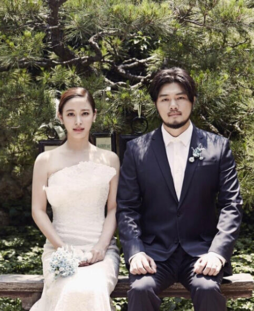 朴喜本男友是谁 韩国女演员朴喜本结婚 嫁电影导演尹世荣