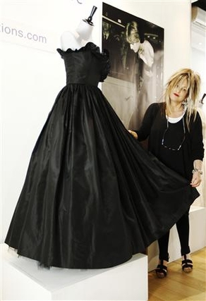 戴安娜王妃生前礼服以19万英镑拍出