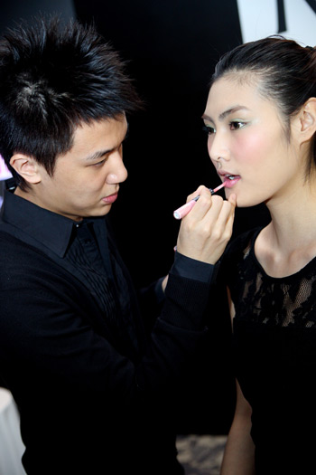 Max Factor中国区首席化妆师张人之为模特打造唇妆（1）