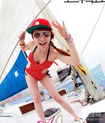 白皙肌肤点燃比基尼夏季之火