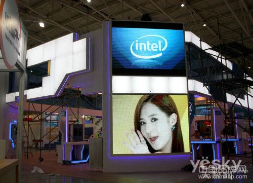 Intel的展台还是万年不变以蓝色为主，展台前的大屏幕在反复播放宣传视频，“灯!等灯等灯!”的经典音效自然少不了