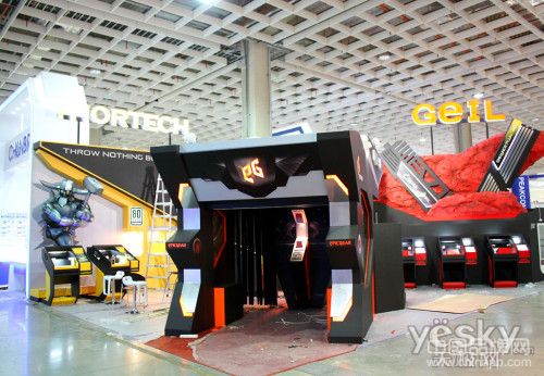 来自台湾的金邦科技，由炫酷红黑色调的展台，透露出科技的气息。