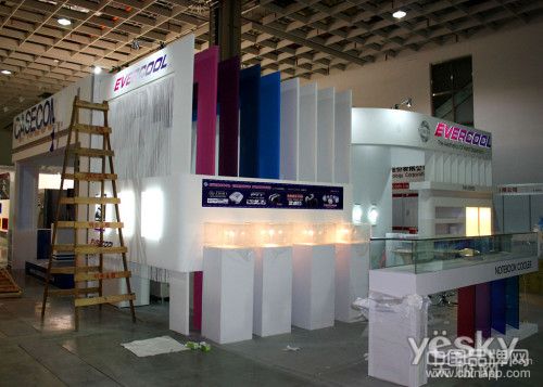捷冷EVERCOOL台湾知名企业“艾比富热传有限公司”旗下的散热器品牌。柱形风格的展示台，让人有种清爽的感觉。