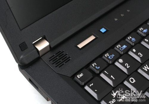 扬声器设计在键盘上方两侧
