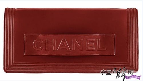 Boy Chanel系列红色小号手拿包 品牌资讯