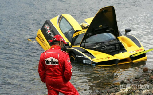 跌入水中的法拉利FXX 品牌资讯