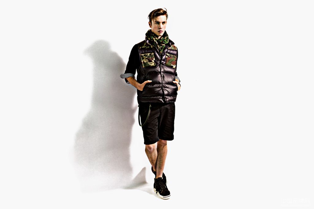 清永浩文主理的时尚品牌SOPHNET.陆续发表新作，比较近2012春夏季系列终于完整露面，不仅包括了迷彩元素的羽绒背心，牛仔布和棉布单品迎合主流之余又不失潮流元素点缀。
