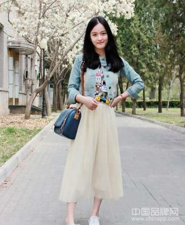 牛仔外套与连衣裙的搭配技巧