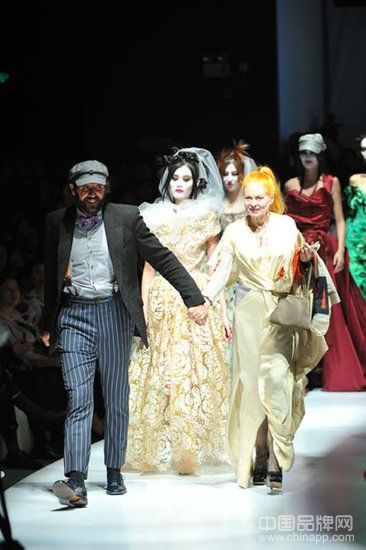 Vivienne Westwood 上海时装周女装秀颠覆传统(图1)