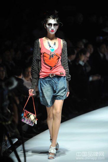Vivienne Westwood 上海时装周女装秀颠覆传统(图3)