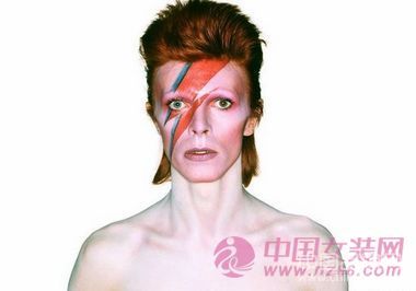 David Bowie is...(大卫鲍伊是……)，伦敦Victoria & Albert 博物馆