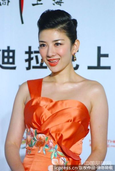 上海时装周开幕式 女星穿中国古典礼服集结红毯(图2)