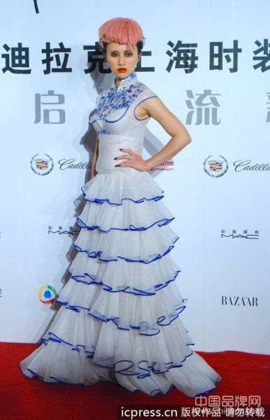 上海时装周开幕式 女星穿中国古典礼服集结红毯(图3)