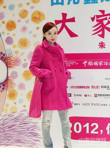 王菲张柏芝玩转糖果色 明星新年穿衣甜美风格(图1)