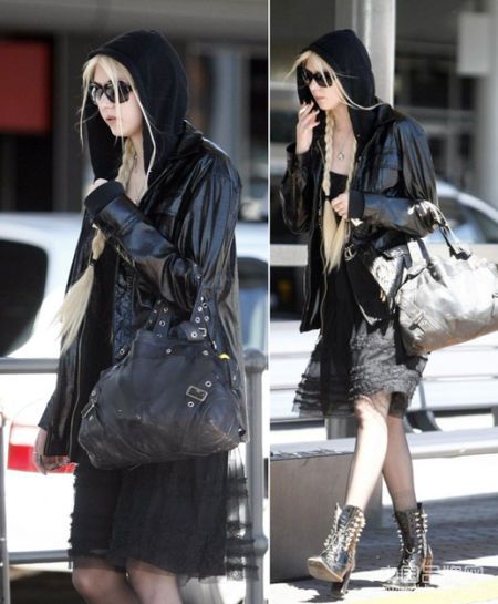 Taylor Momsen黑色纱裙+连帽衫+皮夹克+铆钉高跟靴