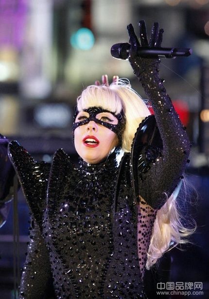 Lady Gaga 2012比较新造型 三套舞台装扮依旧抢眼球(图1)