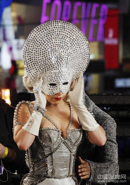 Lady Gaga 2012比较新造型 三套舞台装扮依旧抢眼球(图2)