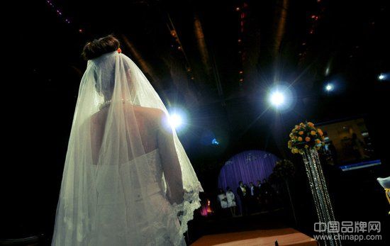 适合新人婚礼现场演唱的歌曲