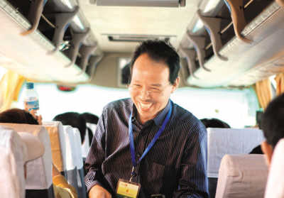 海外版澳新代理处经理陈宝泉在车上喜笑颜开