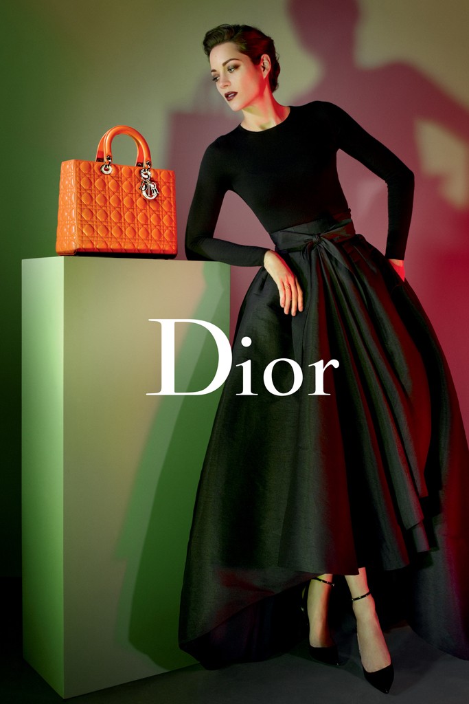 Marion Cotillard 为 Lady Dior 拍摄最新手袋广告硬照