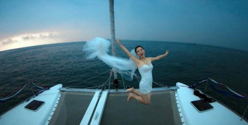 海南开启豪华游艇主题婚礼 婚纱在游艇上飘起来