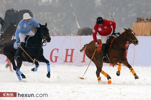 「富国高银雪地马球世界杯赛2013」最后一日决赛中中国香港队（红色队服）与阿根廷队（蓝色队服）拼抢非常激烈