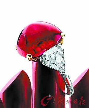 宝格丽27.67克拉天然缅甸红宝石镶钻指环估价为1200万至2000万港元，为拍卖史上最大的宝石级“鸽血”抹谷天然红宝石。