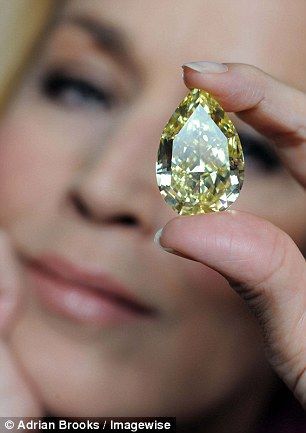 色泽如此饱满的钻石非常罕见，杰瑞似乎在想，把它戴到她的手指上一定很美丽。