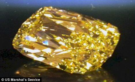 美国一家法院下个月将在网上拍卖一颗完美无暇的钻石，重达43.5克拉，竞拍底价为90万美元。