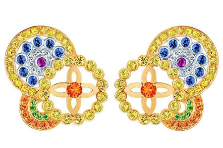 两枚耳环形成蝴蝶造型