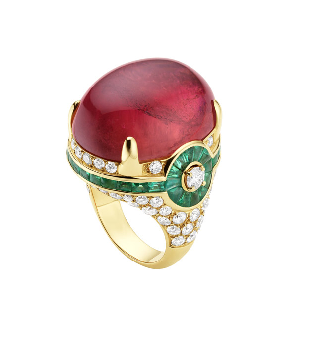 Bvlgari（宝格丽）顶级珠宝系列黄金戒指 镶嵌1颗粉碧玺(2.36克拉)，40颗祖母绿和2颗圆形明亮式切割钻石与密镶钻石(2.85克拉)。