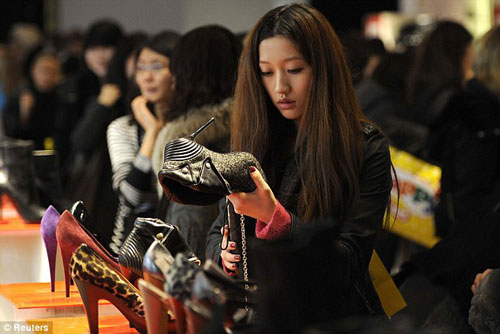 中国跻身奢侈品年消费额全球前三名