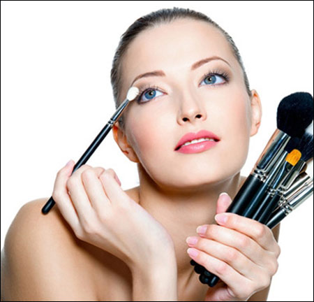 化妆品诱发痘痘的原因及防治痘痘的护肤美容方法