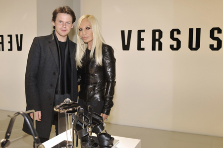 Versus（范瑟丝）:Versace（范思哲）的年轻副线品牌