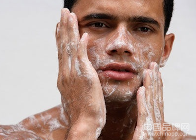 香皂洗脸时应注意什么