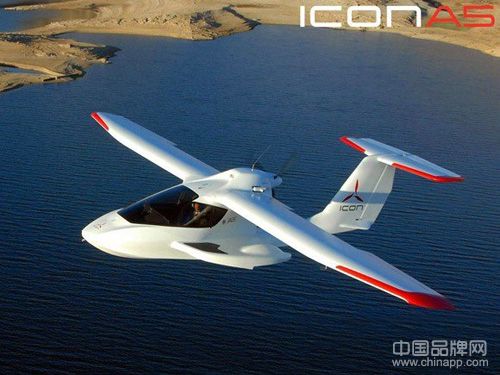 能停近车库的“Icon A5”小型飞机