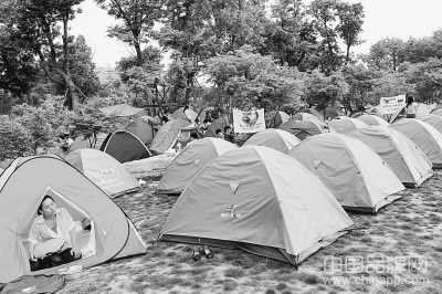 日前，千余名户外运动爱好者在江苏省镇江市国家森林公园搭起数百顶帐篷，体验户外休闲的乐趣。
