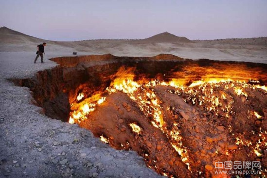 被喻为“地狱之门”的达尔瓦扎天然气坑洞