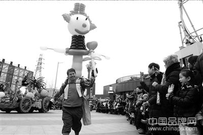 北京欢乐谷,外国小丑与观众互动。春节黄金周最后一天，不少市民都抓紧时间享受这即将过完的假期。本报记者胡雪柏摄
