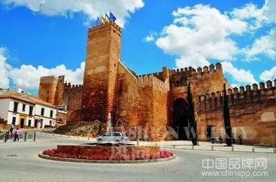 卡莫纳城墙蜿蜒环绕古城，城门上是堡垒。