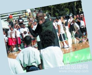 篮球明星科比在洛克公园向球迷讲解技巧。资料图片