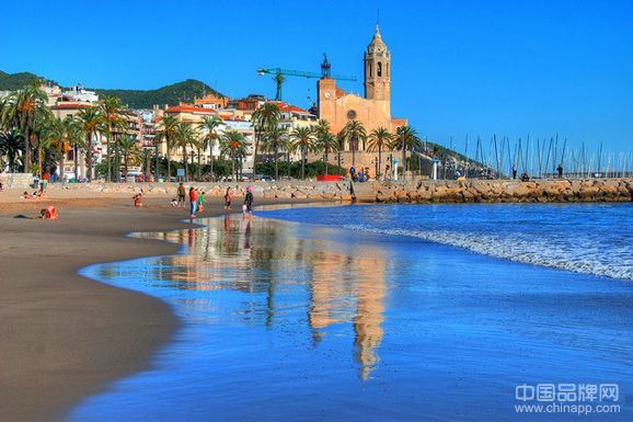 如果说西班牙的黄金海岸是一条上帝的玉带，那么毗邻巴塞罗那的西切斯就是玉带上最璀璨夺目的珍珠。