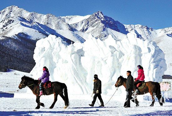 骑马赏雪塑是游客在新疆的独特体验