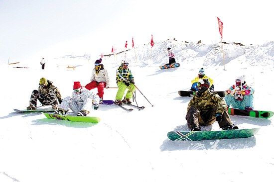 在新疆天山脚下体验冰滑梯