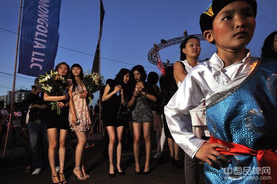 做为农牧是支柱产业的国家，蒙古在人们的印象中物资贫乏，民众穿着单一。穿着传统服装的女子似乎是蒙古的名片，然而真实的蒙古，可是“现代化”多了。图为某音乐节上，穿着现代的蒙古少女们。