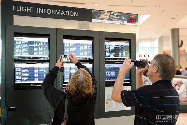 在悉尼国际机场里，游客们将要登上飞机进行他们的南极洲之旅，按捺不住内心的兴奋，有的人甚至拿起相机为离站时刻表拍照或录像。