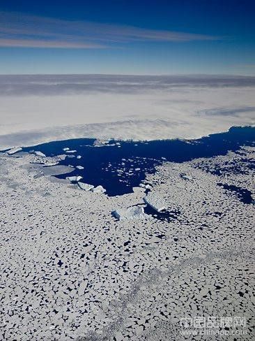 飞机在联邦湾朝着位于杜比尔的法国南极研究站一路向下飞行，莫森研究站正处于联邦湾。