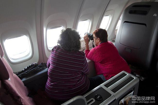 在悉尼国际机场里，游客们将要登上飞机进行他们的南极洲之旅，按捺不住内心的兴奋，有的人甚至拿起相机为离站时刻表拍照或录像。