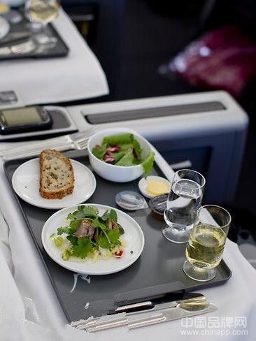 当12个小时的飞行路程进行一半时，商务舱的乘客们享受到了自己的美食。